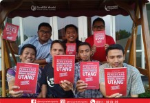 Buku Merah Mendobrak Kesadaran